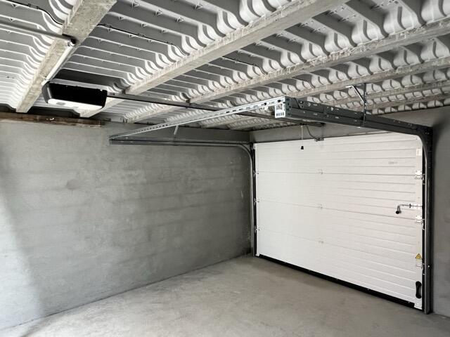 Motorisation DEA SPACE/N installée sur une porte de garage sectionnelle