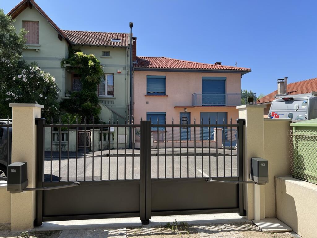 Motorisation DEA GEKO X à bras sur portail battant installée par STA à Toulouse